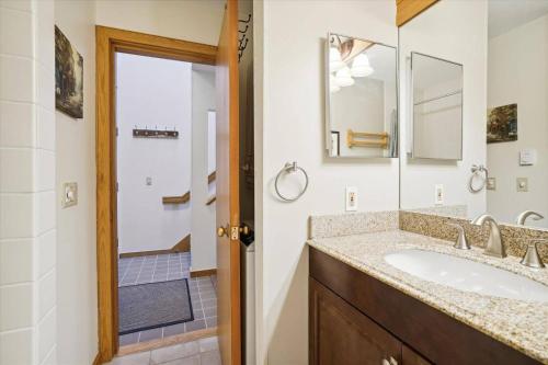 Salle de bains dans l'établissement Highridge E10 Cozy One Bedroom Loft with Fireplace and Pool Access