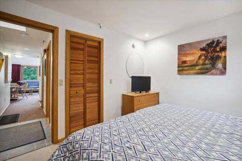 Un ou plusieurs lits dans un hébergement de l'établissement Highridge E10 Cozy One Bedroom Loft with Fireplace and Pool Access