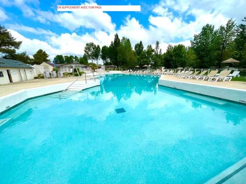 a large swimming pool with blue water at SAS MHVACANCES LOUE MOBILHOME 2 CHAMBRES PROCHE CHATEAUX et ZOO BEAUVAL in Onzain