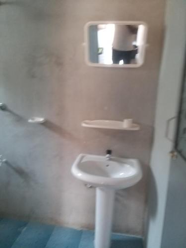 Bilik mandi di Dot sea beach cabana uppuveli
