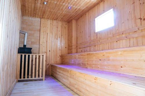 a wooden paneled sauna with a bench in it at habitación con baño privado se comparte cocina cerca al aeropuerto in Santa Cruz de la Sierra