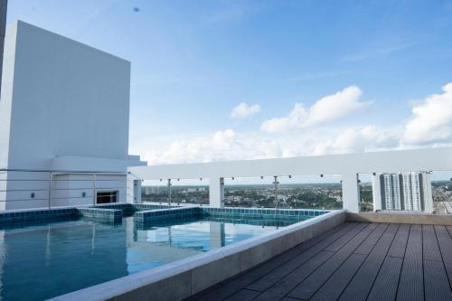 a swimming pool on the roof of a building at habitación con baño privado se comparte cocina cerca al aeropuerto in Santa Cruz de la Sierra