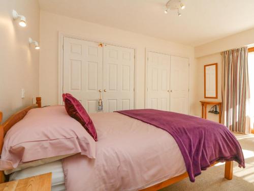 ウエストワード・ホーにある37 Ocean Parkのベッドルーム1室(ピンクのシーツが備わる大型ベッド1台付)