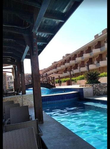 The swimming pool at or close to شاليه بالعين السخنة