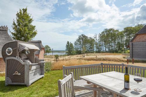 un patio con mesa y parrilla en Reetdorf Geltinger Birk Atelierhaus Schilfinsel, en Nieby