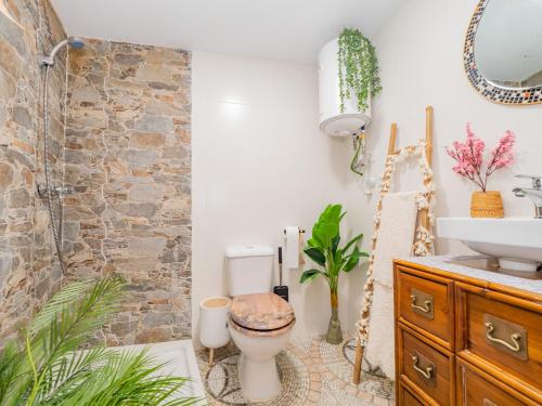 a bathroom with a toilet and a sink at Cubo's Estudio Casabermeja Noches de Luna A in Casabermeja