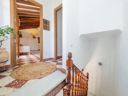 ein Schlafzimmer mit einem Bett und einer Treppe in einem Zimmer in der Unterkunft Cubo's Estudio Casabermeja Noches de Luna B & Pool in Casabermeja