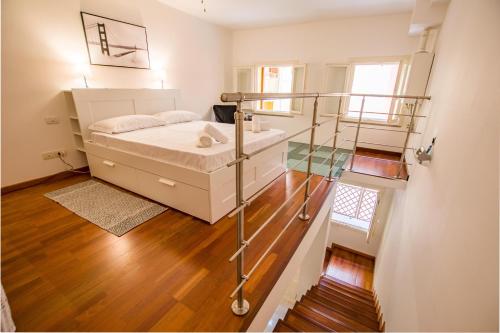 Habitación pequeña con cama y baño. en La casa di Lù en Trieste