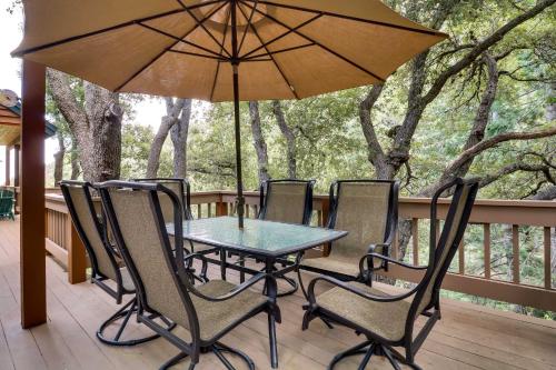 Spacious Pine Mountain Club Cabin with Fire Pit – Photos 3