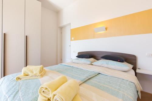 a bedroom with a bed with towels on it at Villa Capra Verde in Ičići
