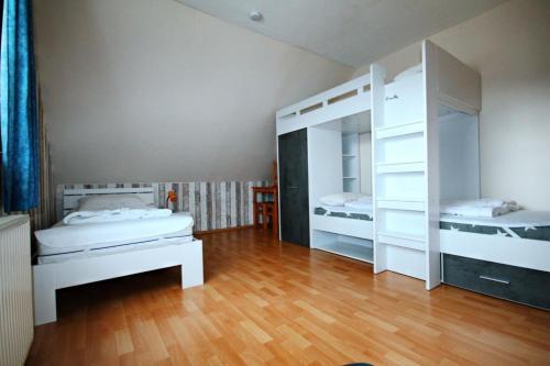 グレーミッツにあるFerienhaus Höllerのウッドフロアのベッドルーム1室(二段ベッド2組付)