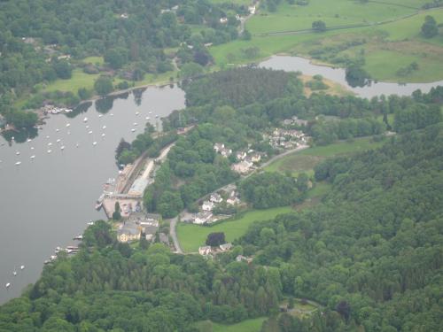 z powietrza widok na małą wyspę w jeziorze w obiekcie Landing Cottage Guest House w mieście Newby Bridge