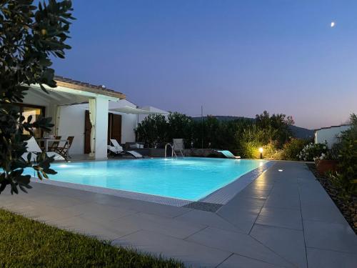 einen Pool im Hinterhof eines Hauses in der Unterkunft Villa Agata in Budoni