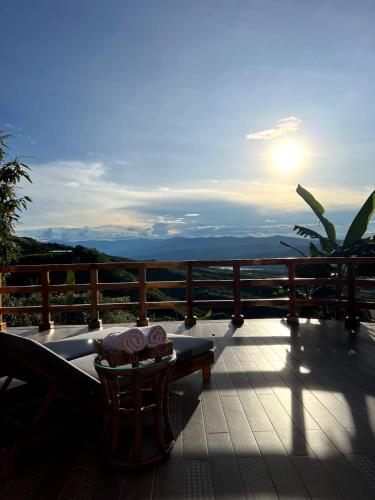 a balcony with a table and a view of the mountains at La Perla Finca Hotel in Gigante