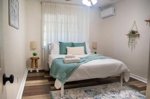 een slaapkamer met een bed met wit en blauw bij Dream Home 10 Min To Beach W Shared Pool #21 in Clearwater