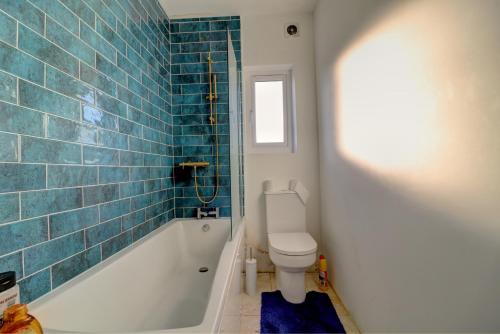 Davis Street في لندن: حمام مع مرحاض وحوض استحمام ومغسلة