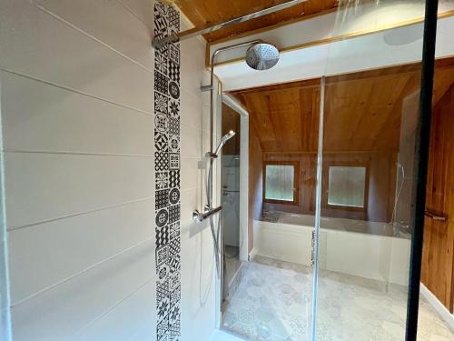 eine Dusche mit Glastür im Bad in der Unterkunft Le poulailler 