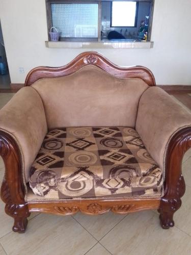 eine braune Couch mit Design drauf in der Unterkunft Urban Residence in Mombasa
