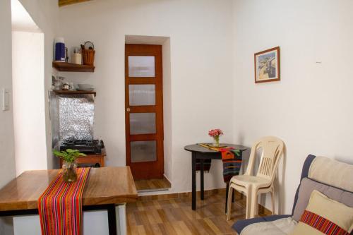 een kleine woonkamer met een tafel en een stoel bij Santo Domingo in Ayacucho