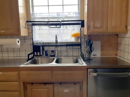 een keuken met een wastafel en een raam bij Mimosa Place Newly remodeled in 2023 in Rogers