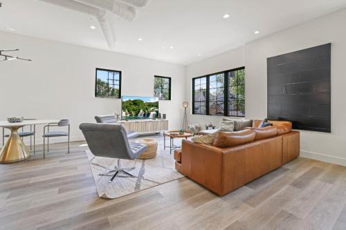 a living room with a couch and a television at Chic Retreats in Columbus in Columbus