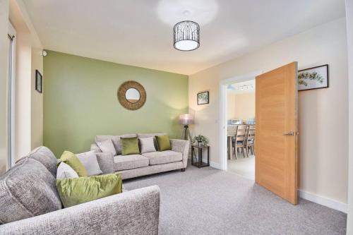 a living room with a couch and a table at Stylish City Centre house - Parking & Garden in Sheffield