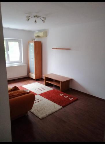 Cette chambre vide comprend un réfrigérateur et un tapis. dans l'établissement Apartament Ploiesti, à Ploieşti