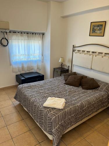 Un dormitorio con una cama grande y una ventana en Tulum en San Juan