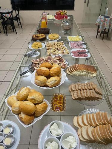un buffet con muchos tipos diferentes de comida en una mesa en Real Palace Hotel, en Três Lagoas