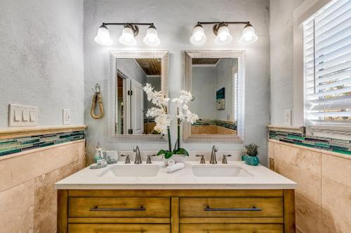 een badkamer met een wastafel en een spiegel bij Lakeside House in Austin