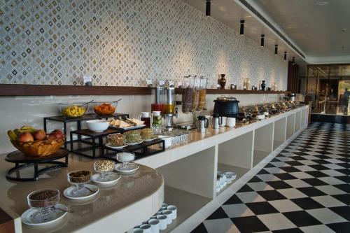 uma fila de bufê com comida em exposição em um restaurante em Sterling Pushkar em Pushkar