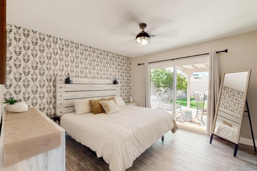 斯科茨代爾的住宿－Cozy Casa on Coronado，一间卧室设有一张床和一个滑动玻璃门