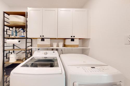 斯科茨代爾的住宿－Cozy Casa on Coronado，白色的厨房配有炉灶和白色橱柜。