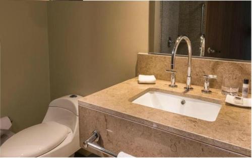 Ванная комната в Hampton by Hilton Medellin