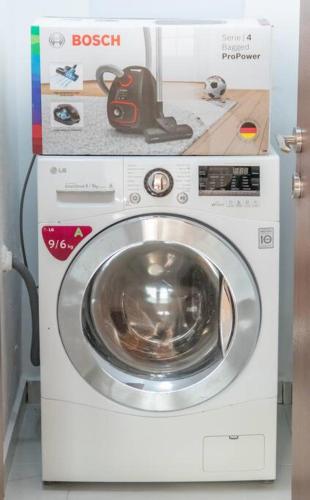 a washing machine with a controller on top of it at Διαμέρισμα με αυλή στη Μέλισσα in Xanthi