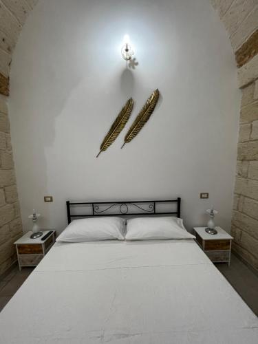 Il Bassotto في برينديسي: غرفة نوم بسرير كبير مع طاولتين جانبيتين