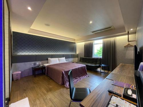 a hotel room with a bed and a desk at King & Princess Motel - Rende in Rende