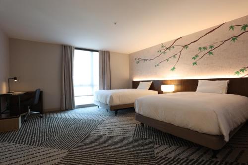 Katil atau katil-katil dalam bilik di Cedartree Hotel Portland Hillsboro