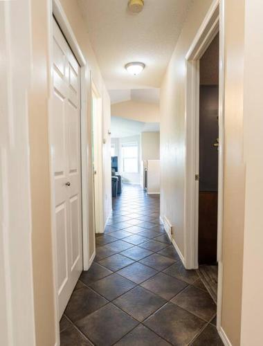 Gambar di galeri bagi Pink door-ed wonder di Grande Prairie