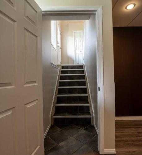 Gambar di galeri bagi Pink door-ed wonder di Grande Prairie