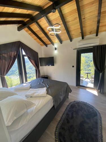 a bedroom with a bed and a ceiling fan at Sapanca Felix Suit Bungalow in Sakarya