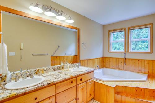 een badkamer met 2 wastafels en een grote spiegel bij Riverfront Vacation Rental - 4 Mi to Wallace Falls in Sultan