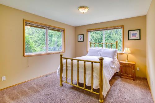 een slaapkamer met een bed en 2 ramen bij Riverfront Vacation Rental - 4 Mi to Wallace Falls in Sultan