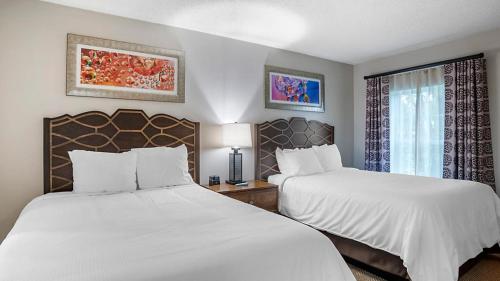 ein Hotelzimmer mit 2 Betten und einem Fenster in der Unterkunft Bluegreen Vacations Suites at Hershey in Hershey