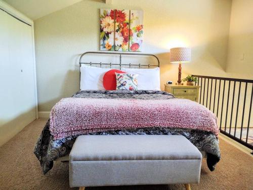 1 dormitorio con 1 cama y 1 mesa con lámpara en Spacious Lakeside Country Getaway! en Hot Springs