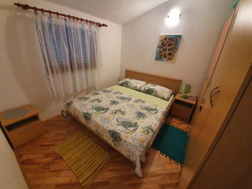 een kleine slaapkamer met een bed en een raam bij Anja in Umag