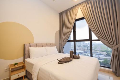 una camera da letto con un letto con una tartaruga sopra di Trion @ KL by Nest Home a Kuala Lumpur