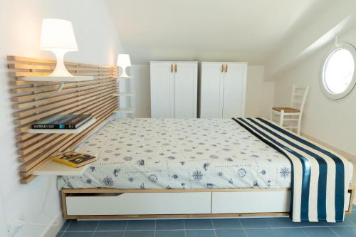 瑪爾薩梅米的住宿－Vela Bianca Marzamemi，白色的卧室设有床和窗户