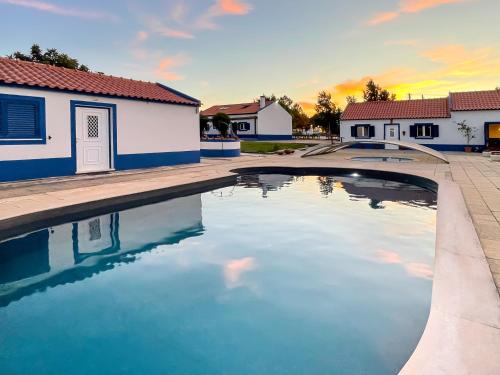 - une piscine en face d'une maison dans l'établissement Quinta do Cutato - Piscina Guest House, à Santo Estêvão