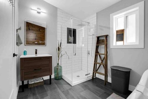 ein Bad mit einer Dusche, einem Waschbecken und einer Leiter in der Unterkunft Maple Ridge Cottage 